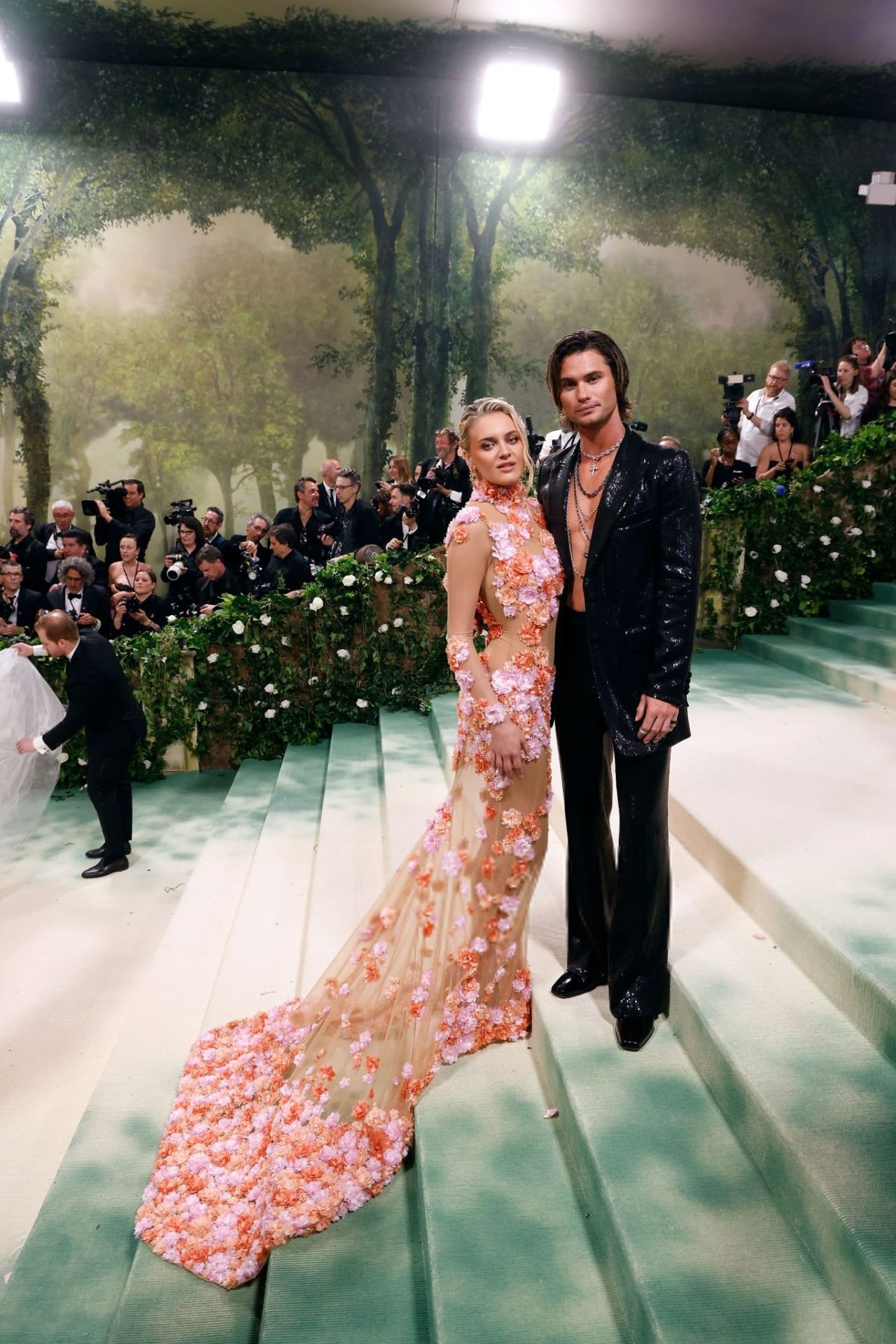 Kelsea Ballerini and Chase Stokes Make a Stunning Debut at the 2024 Met ...