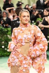 Kelsea Ballerini and Chase Stokes Make a Stunning Debut at the 2024 Met Gala