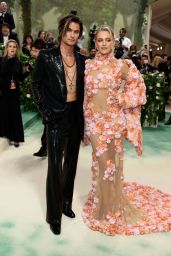 Kelsea Ballerini and Chase Stokes Make a Stunning Debut at the 2024 Met Gala