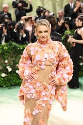 Kelsea Ballerini and Chase Stokes Make a Stunning Debut at the 2024 Met Gala