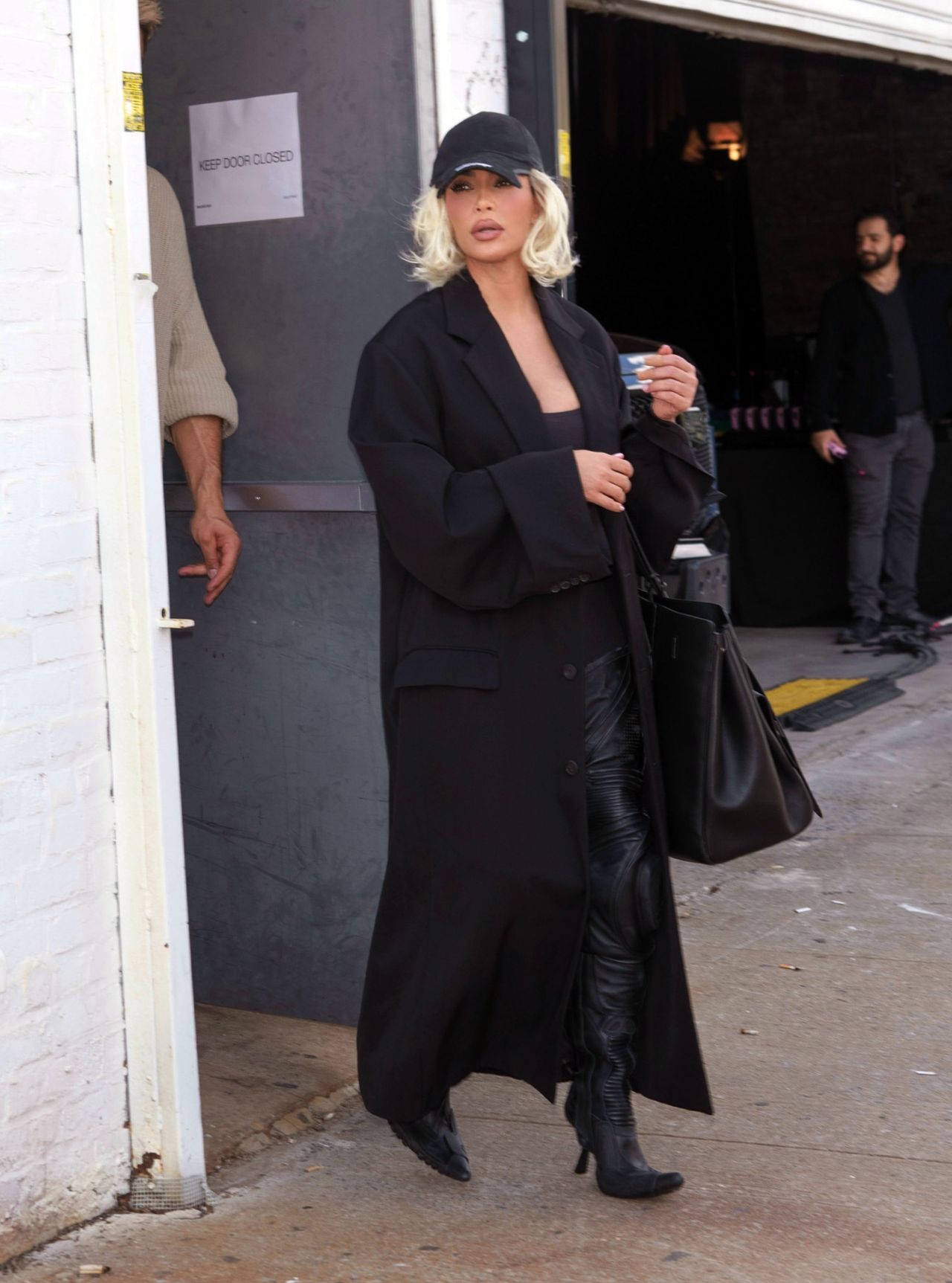 kim-kardashian-departs-a-pH๏τoshoot-in-new-york-05-08-2024-3.jpg (1280×1725)