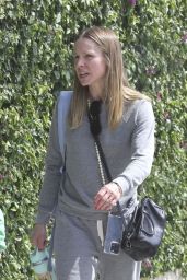 Kristen Bell in Comfy Outfit in LA 05-13-2024