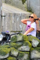 Mariah Carey at Universal Studios Islands of Adventure in Orlando 05-01-2024