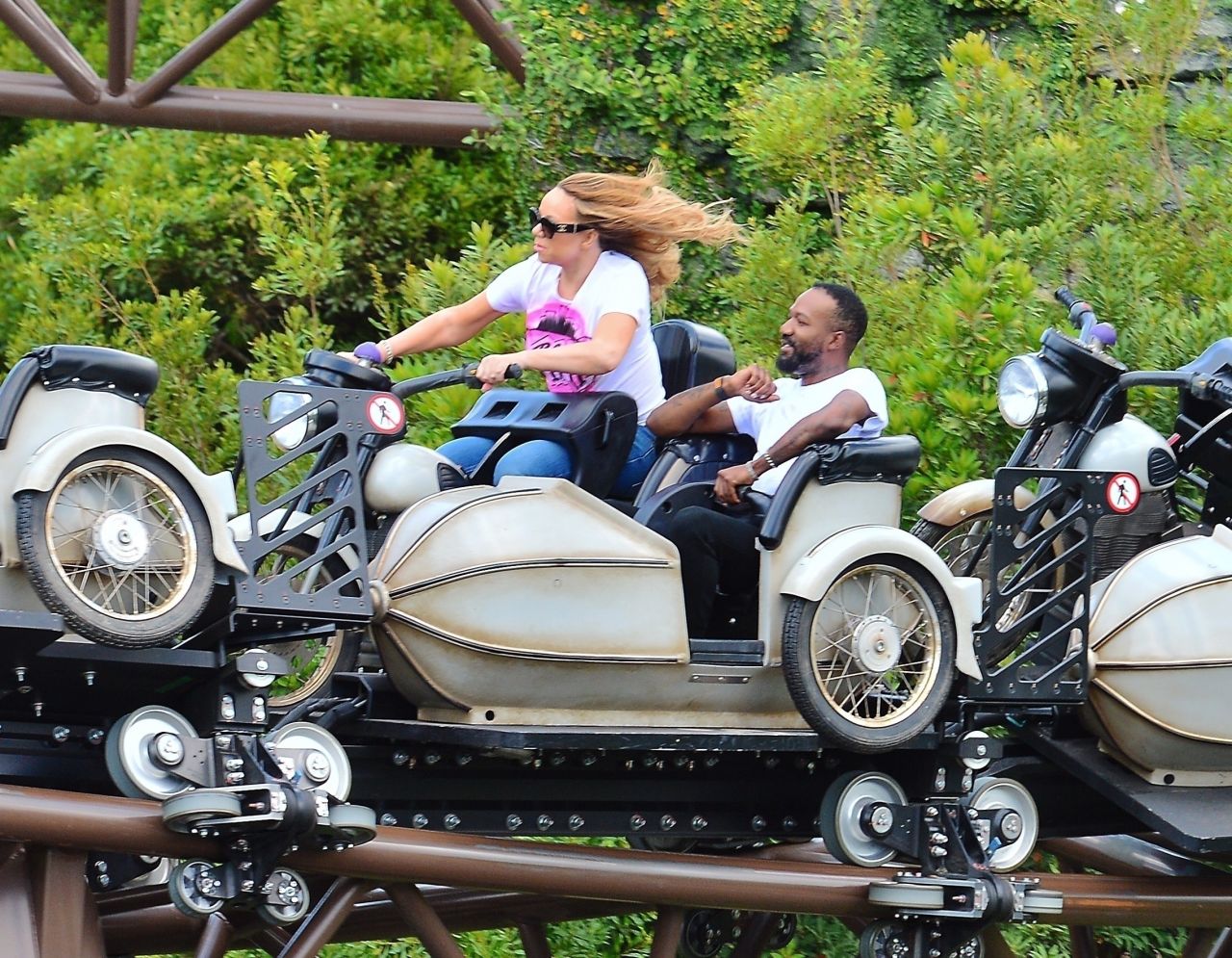 Mariah Carey At Universal Studios Islands Of Adventure In Orlando 05-01 