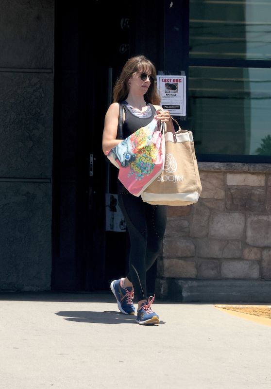 Alison Brie Grocery Shopping in Los Angeles 06-25-2024