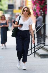 Elizabeth Banks in Casual Outfit in NYC 06-25-2024