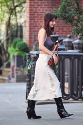 Emily Ratajkowski’s Go-To Fashion Staple: The White Satin Skirt