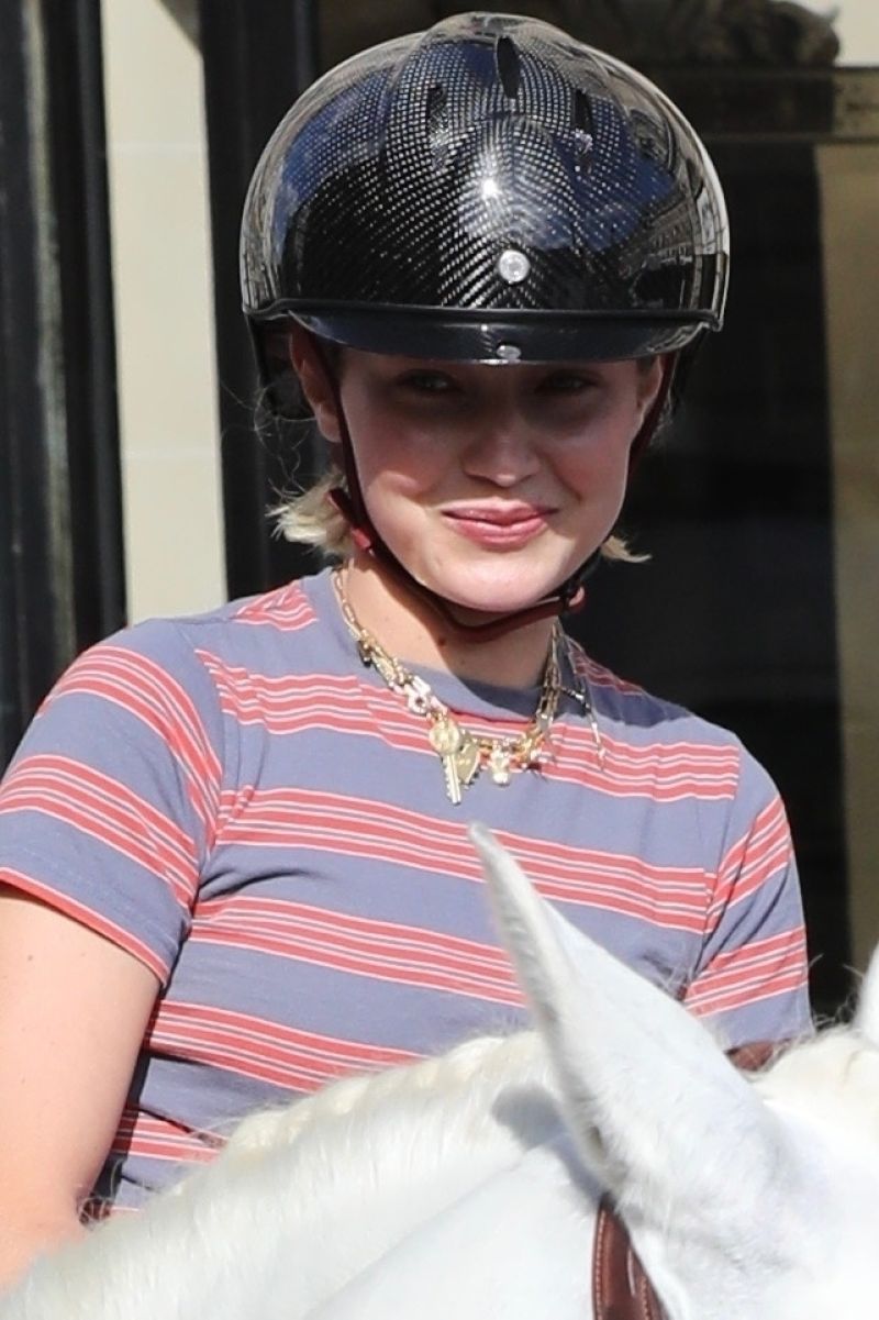 gigi-hadid-riding-a-horse-through-the-streets-of-paris-06-22-2024-1.jpg (800×1201)