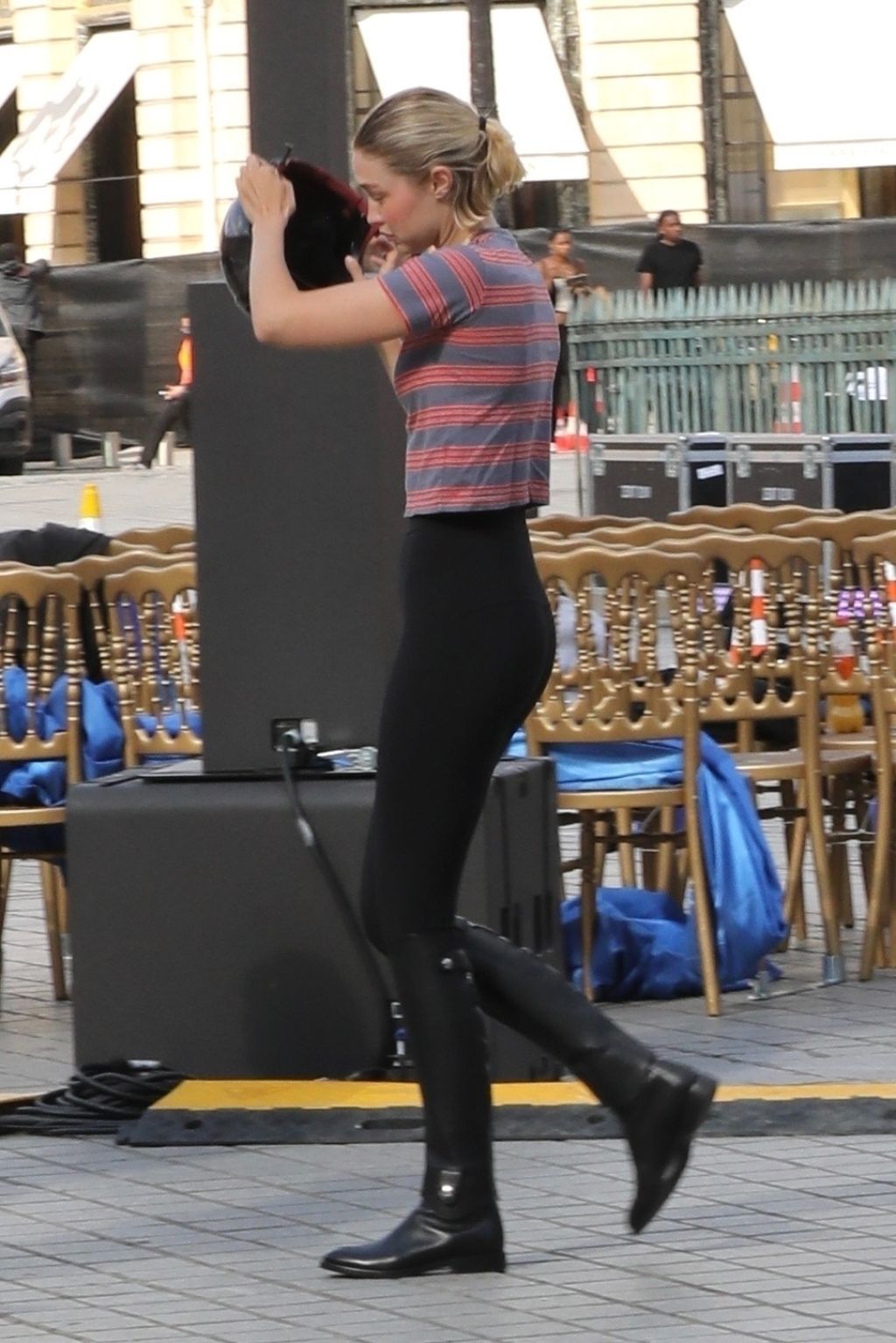 gigi-hadid-riding-a-horse-through-the-streets-of-paris-06-22-2024-3.jpg (1024×1535)