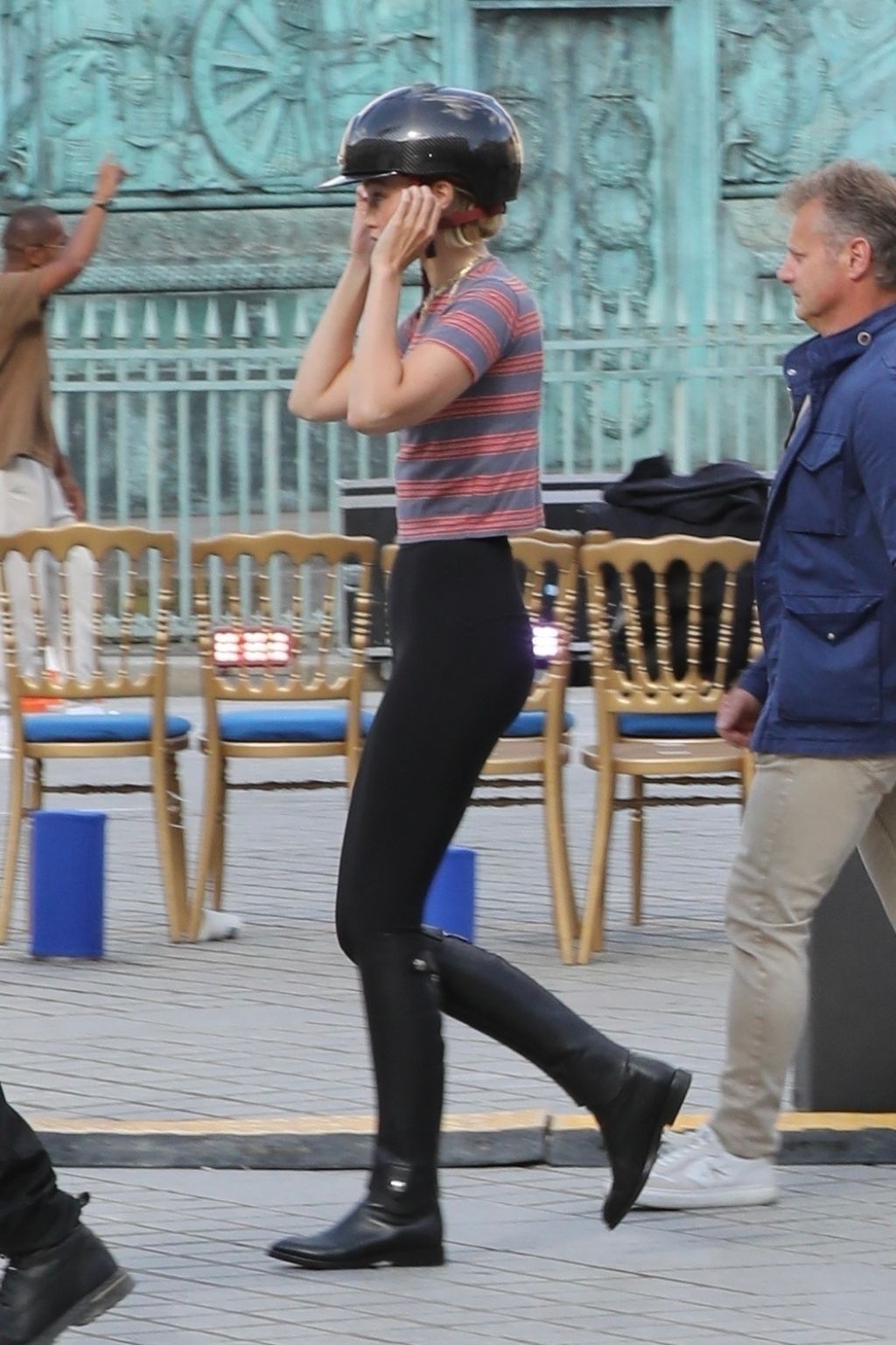 gigi-hadid-riding-a-horse-through-the-streets-of-paris-06-22-2024-5.jpg (1024×1537)