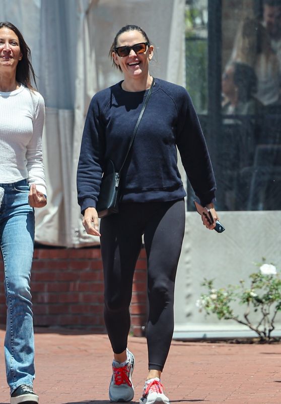 Jennifer Garner Out in Pacific Palisades 06-10-2024