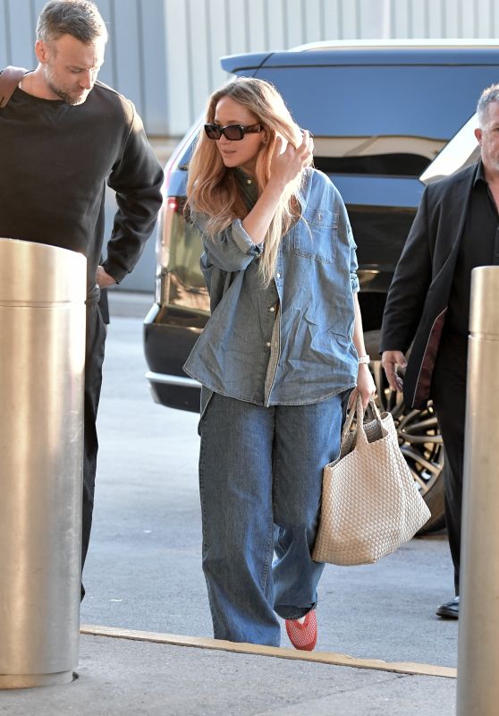 Jennifer Lawrence at JFK Airport in New York 06-01-2024