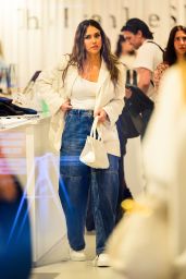 Jessica Alba Shopping in New York 06-04-2024