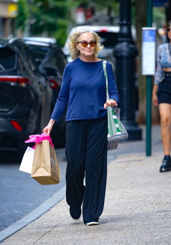 Jessica Lange Shopping in New York 06-11-2024