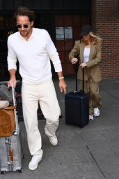 Margot Robbie Masters the Art of Chic Comfort: A Sartorial Triumph