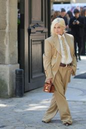 Selma Blair in Tan Men’s Oversized Suit and Faux Horsehair Tie at Schiaparelli Show in Paris 06-24-2024