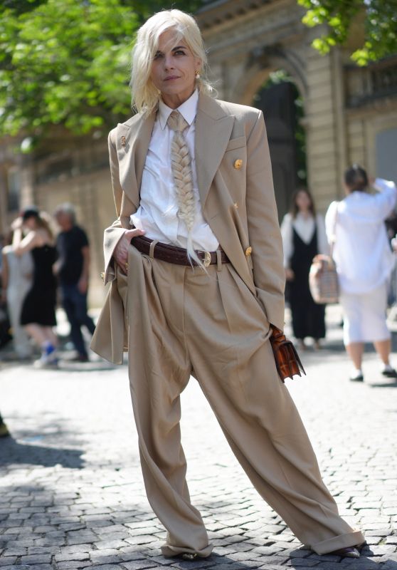 Selma Blair in Tan Men’s Oversized Suit and Faux Horsehair Tie at Schiaparelli Show in Paris 06-24-2024