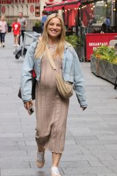Sian Welby in a Tight Beige Maternity Dress at Capital Breakfast in London 06-03-2024