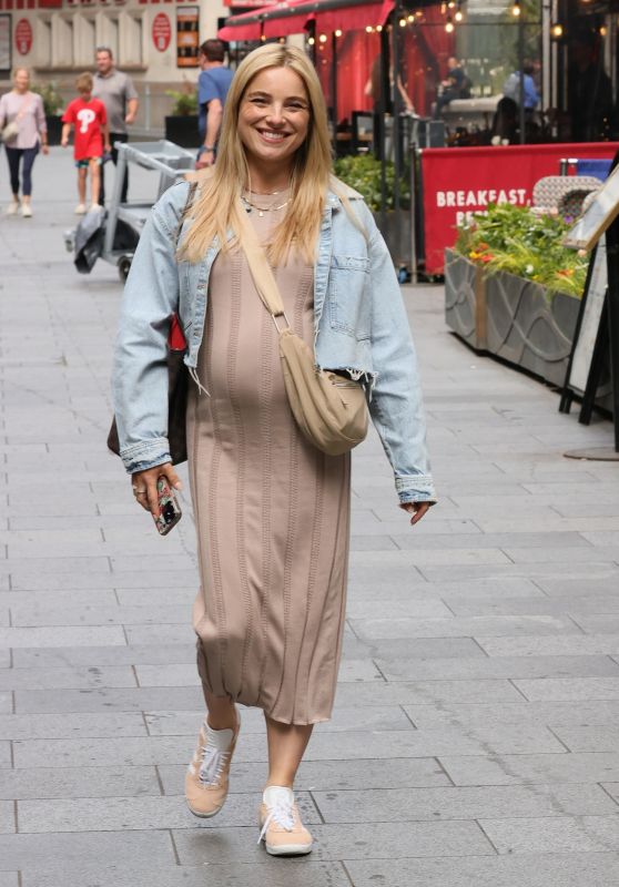Sian Welby in a Tight Beige Maternity Dress at Capital Breakfast in London 06-03-2024