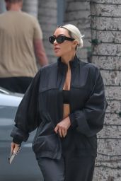 The Effortless Elegance of Kim Kardashian: Makeup-Free and Stylish at Epione