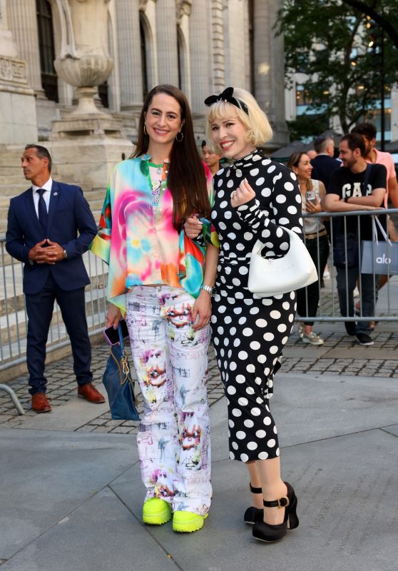 Natasha Bedingfield and Mary Pennisi at Marc Jacobs Fashion Show in NY 07-01-2024