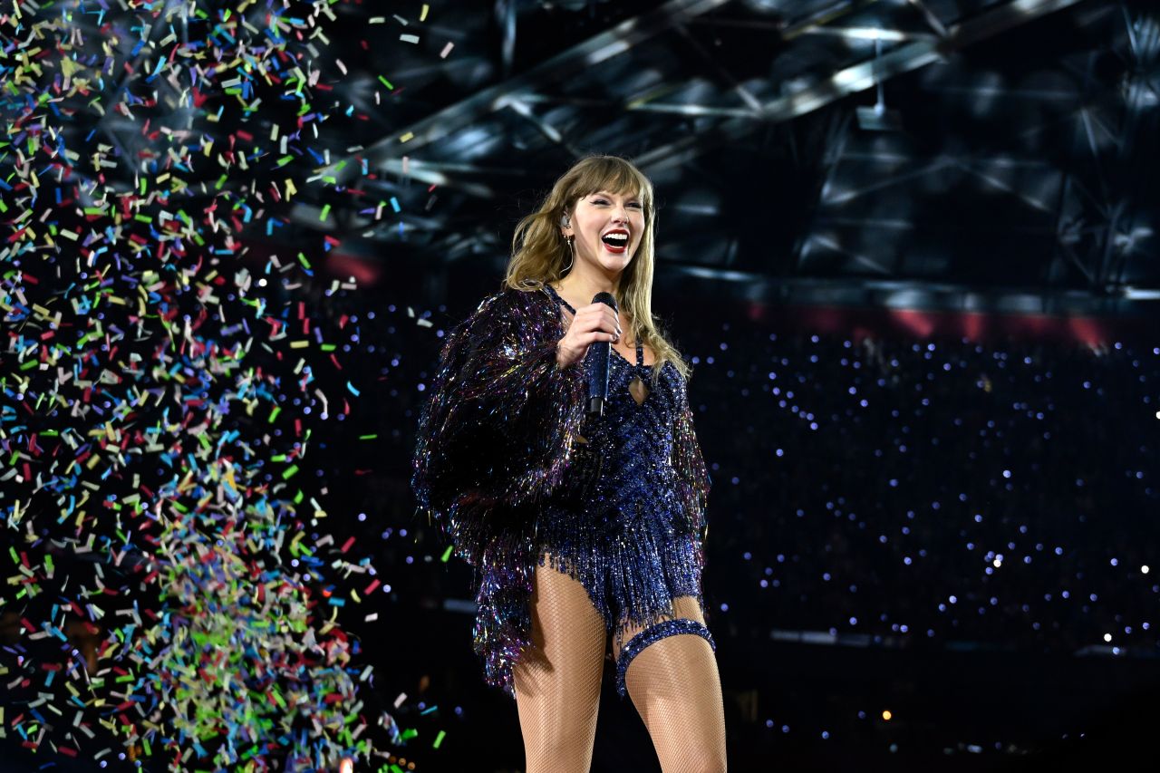 Taylor Swift Performs at The Eras Tour in Amsterdam 07-04-2024 (more ...