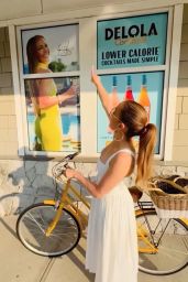Jennifer Lopez Shopping at a Hamptons Liquor Store 07-31-2024