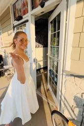 Jennifer Lopez Shopping at a Hamptons Liquor Store 07-31-2024