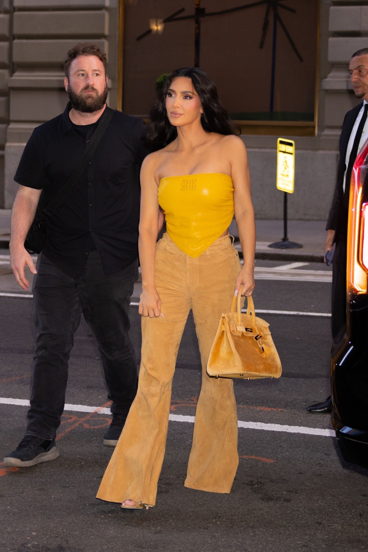 kim-kardashian-slays-in-miu-miu-pvc-top-coordinates-with-pet-pooch-sushi-9.jpg (1280×1919)