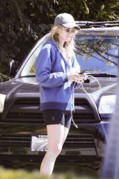 Suki Waterhouse Waits for an Uber Car 08-27-2024