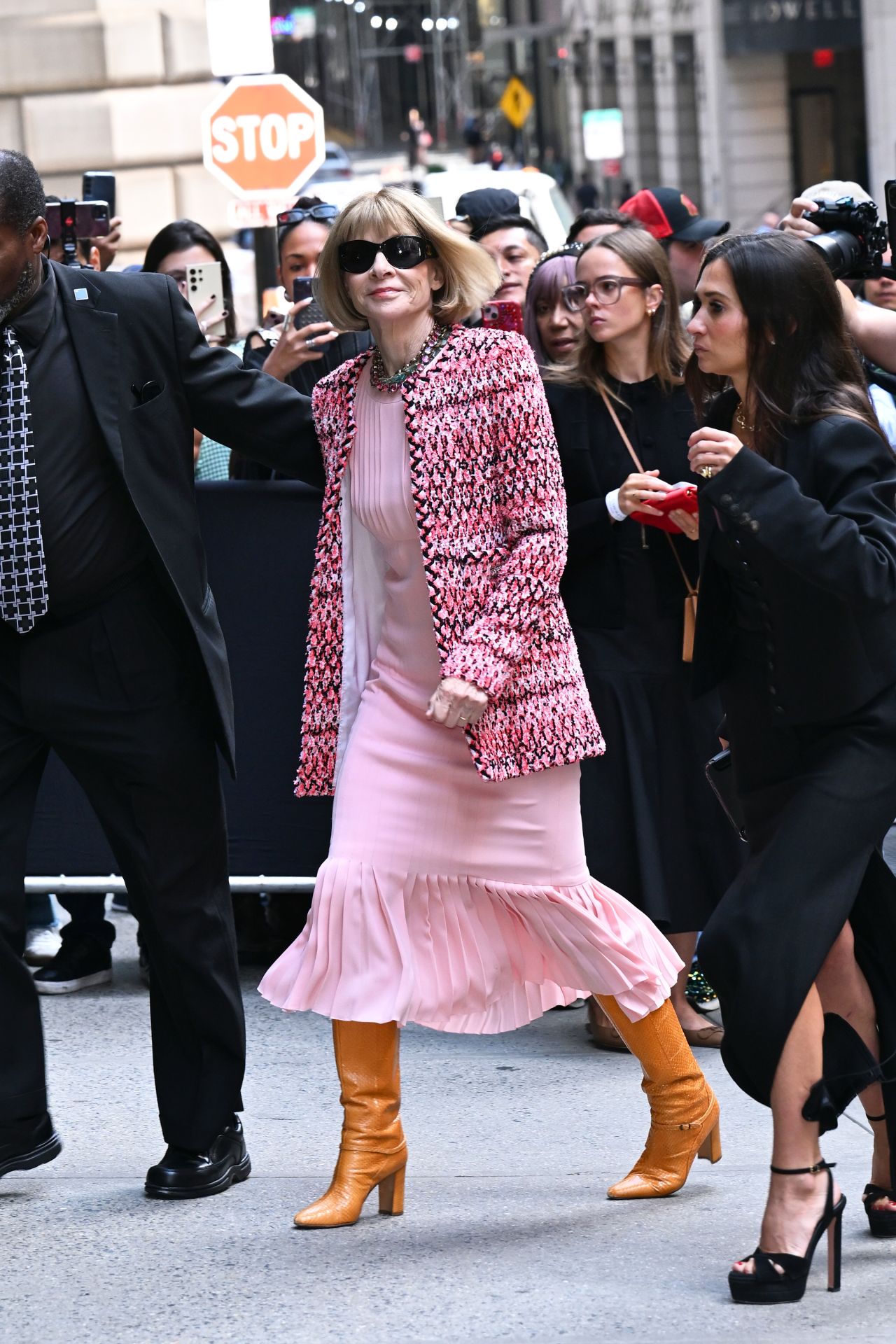 Anna Wintour Arrives at Carolina Herrera Fashion Show During NYFW 0909