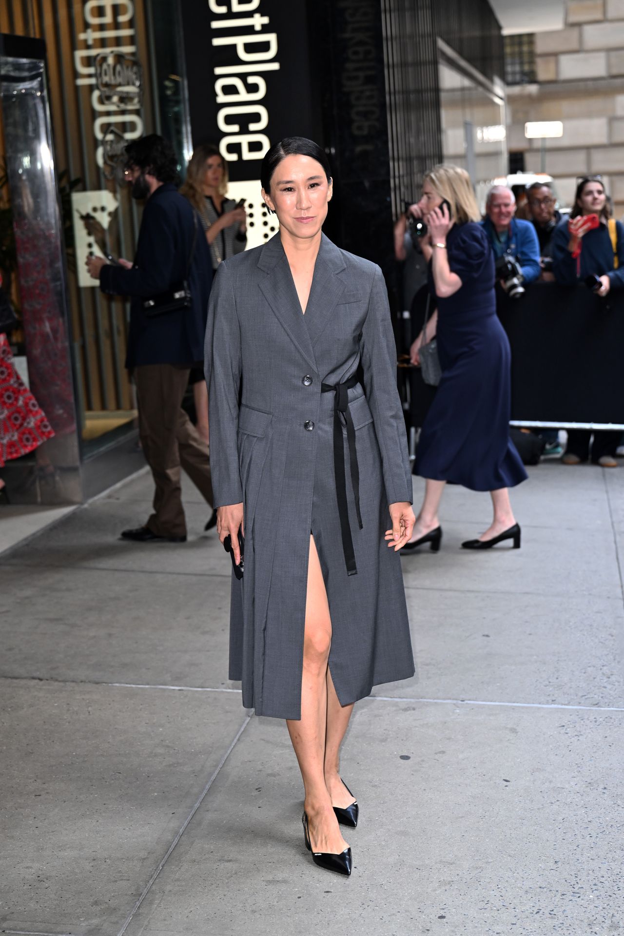 Eva Chen Arrives at Carolina Herrera Fashion Show During NYFW 0909