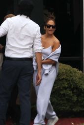 Jennifer Lopez Flaunts Toned Abs in LA: Fashion Icon