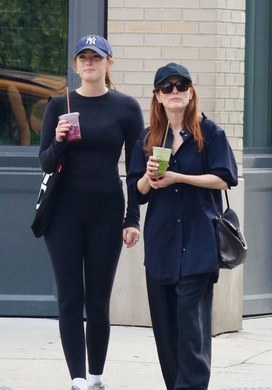 Julianne Moore and Daughter Liv Enjoy a Smoothie and Walk in New York ...