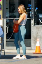Kristen Bell Stepping Into a nail salon in Silver Lake 09-07-2024