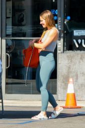 Kristen Bell Stepping Into a nail salon in Silver Lake 09-07-2024
