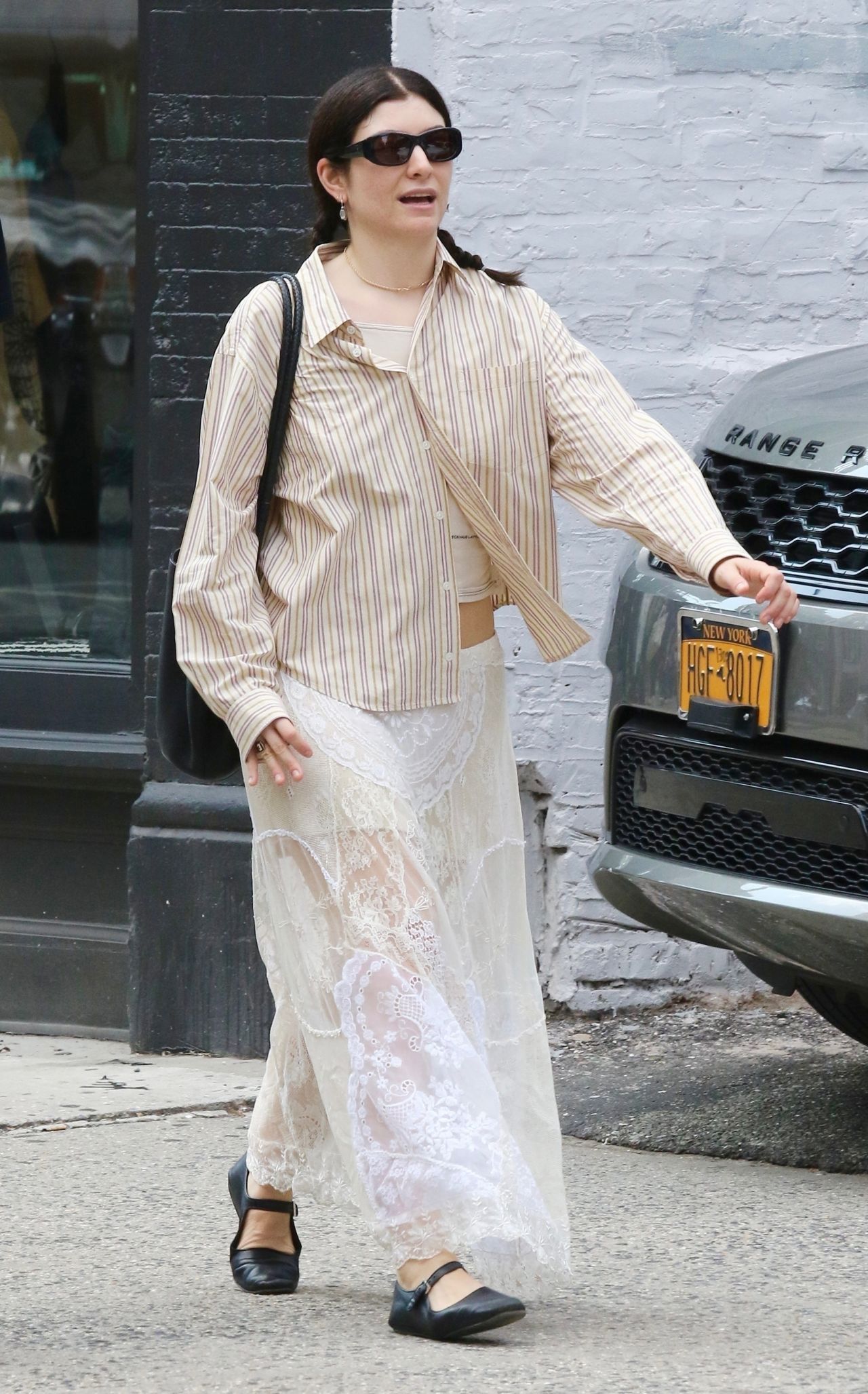 Lorde Spotted with Mystery Man During New York Stroll 09-16-2024 ...