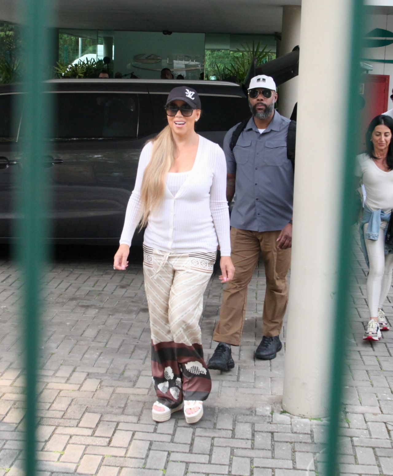 Mariah Carey Radiates Happiness as She Departs Rio (09222024