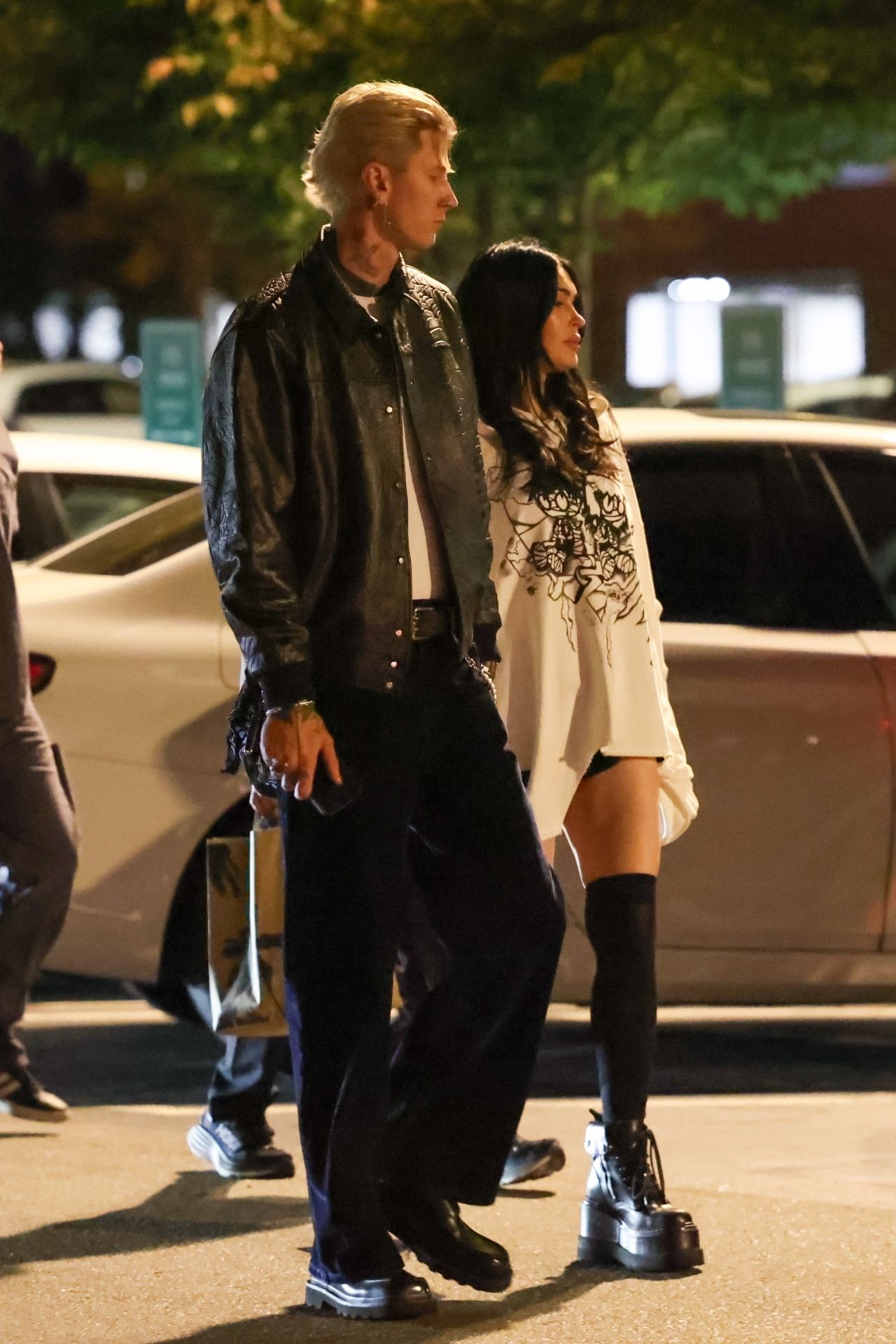 megan-fox-spotted-dining-and-shopping-at-erewhon-in-los-angeles-09-20-2024-5.jpg (1280×1920)