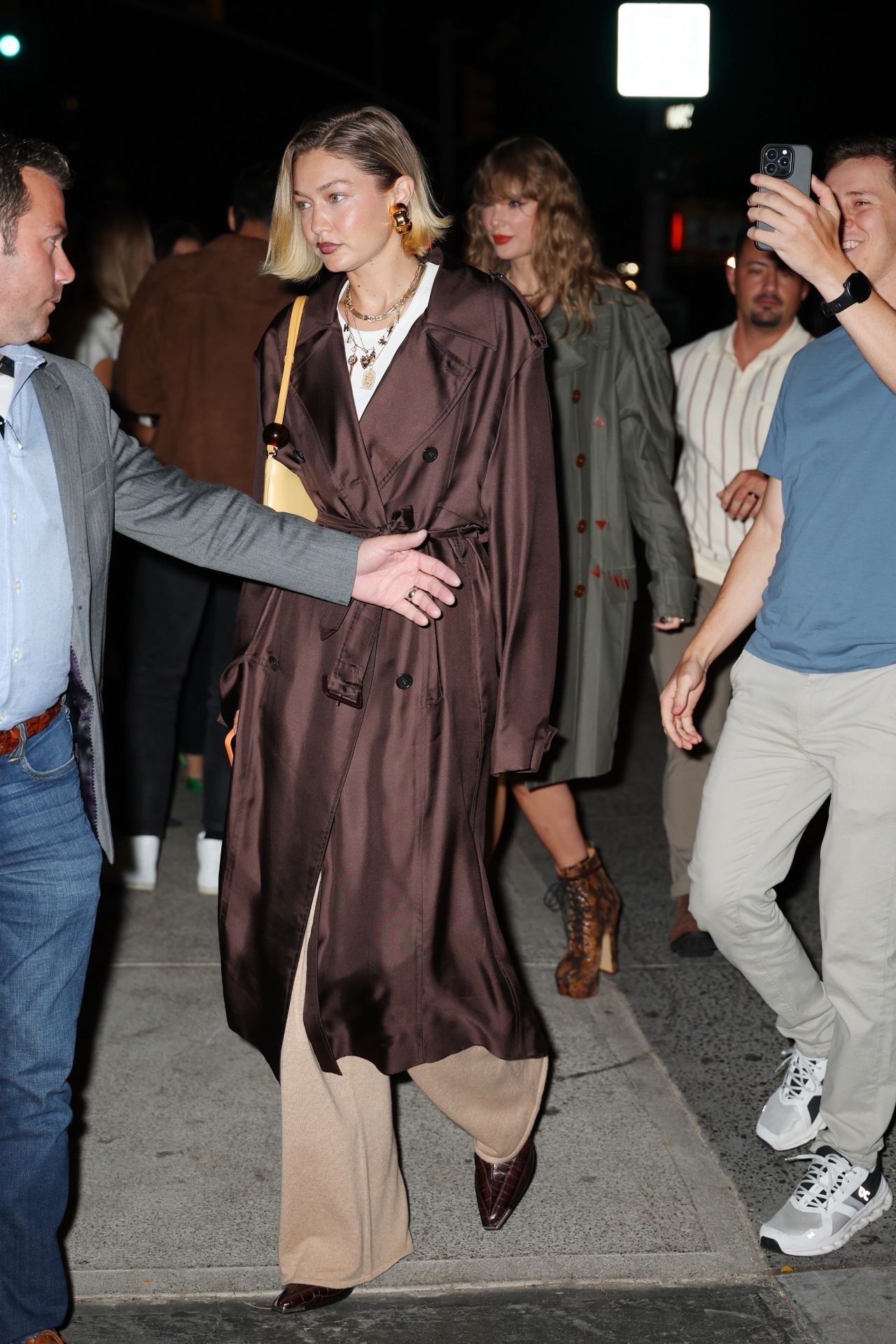 taylor-swift-and-gigi-hadid-s-autumn-style-takeover-nyc-s-fashion-forward-bffs-2.jpg (1280×1920)