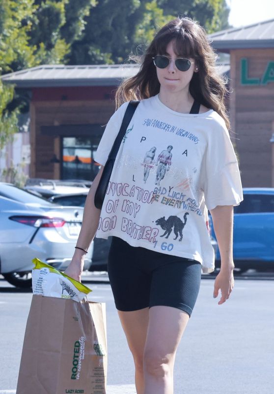 Alison Brie does some Grocery Shopping while Her Car is Washed [29-10-2024]