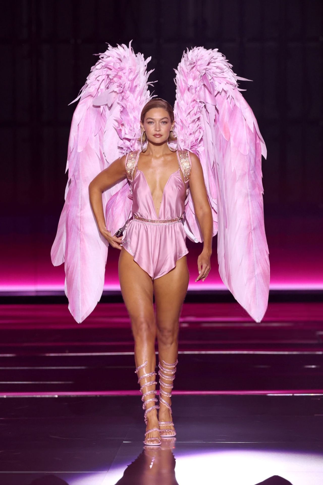 gigi-hadid-dazzles-in-pink-victoria-s-secret-show-comeback-stuns-7.jpg (1280×1920)