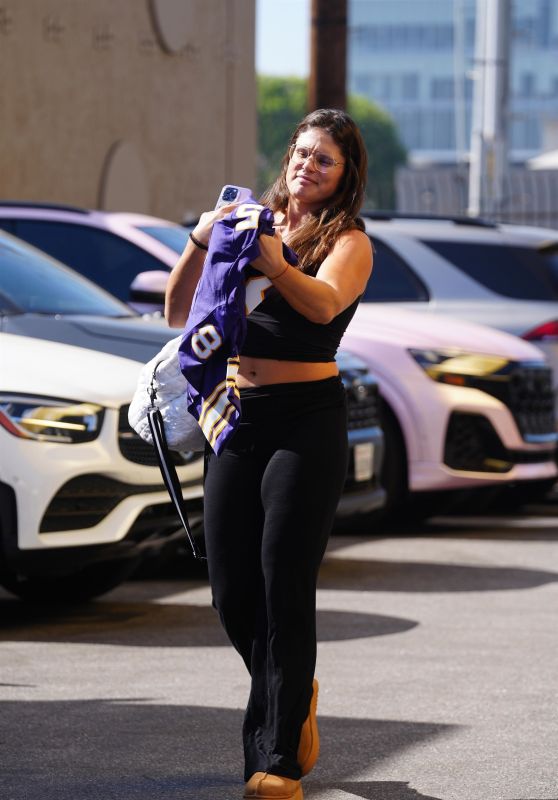 Ilona Maher Wows Security Pal with Personalized Vikings Shirt after NFL Game in LA [10-25-2024]