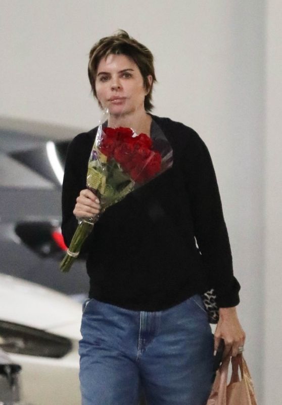 Lisa Rinna Shows Off a Fresh Hairstyle during Rose Shopping in Beverly Hills [29-10-2024]