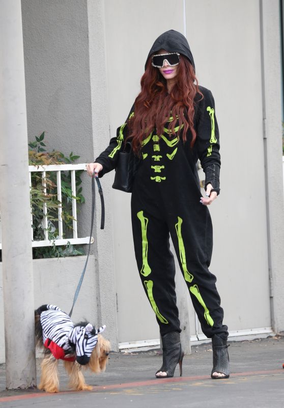 Phoebe Price Shows Off Her Halloween Spirit in Skeleton Sweatsuit Walk with Dog [28-10-2024]