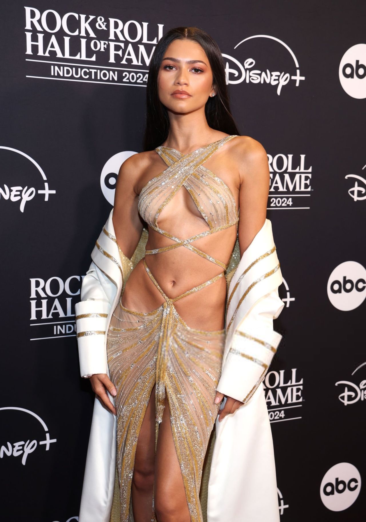 zendaya-channels-iconic-cher-in-vintage-bob-mackie-gold-cutout-gown-12.jpg (1280×1822)