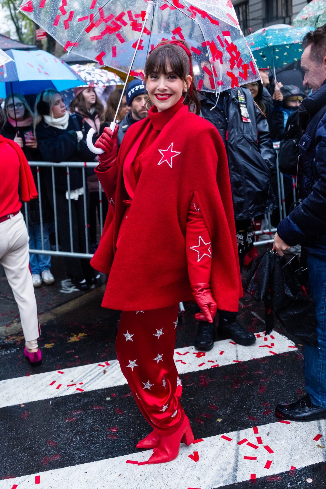 alison-brie-shines-at-the-2024-macy-s-thanksgiving-day-parade-1.jpg (1280×1920)