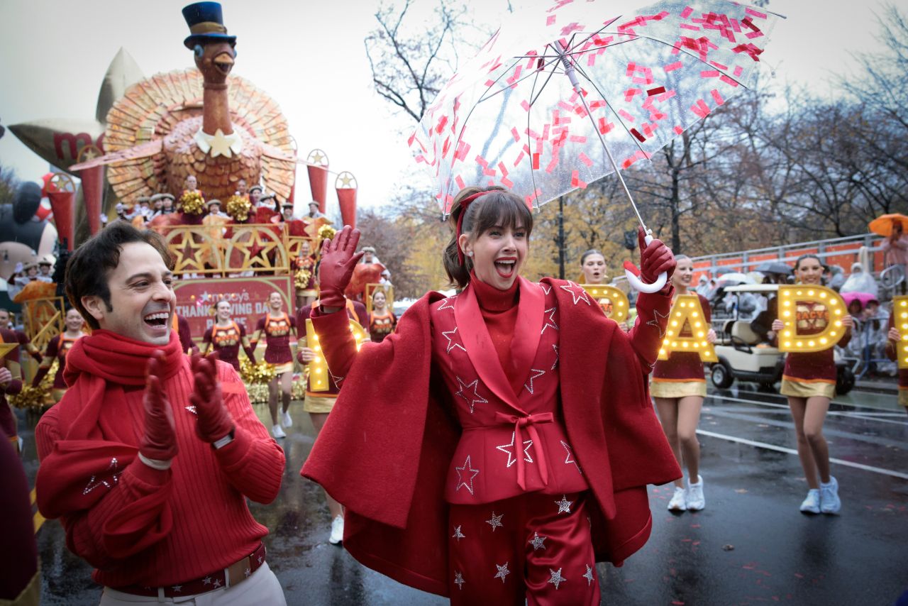 alison-brie-shines-at-the-2024-macy-s-thanksgiving-day-parade-3.jpg (1280×854)