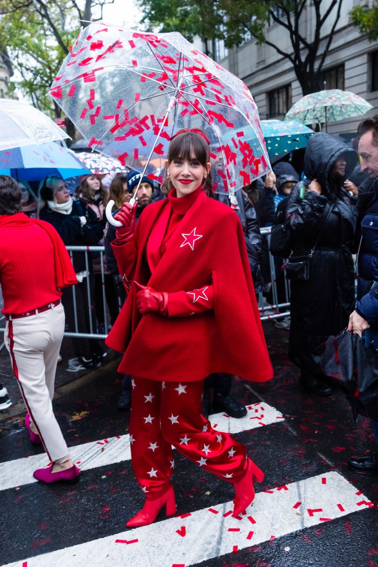 alison-brie-shines-at-the-2024-macy-s-thanksgiving-day-parade-4.jpg (1280×1920)