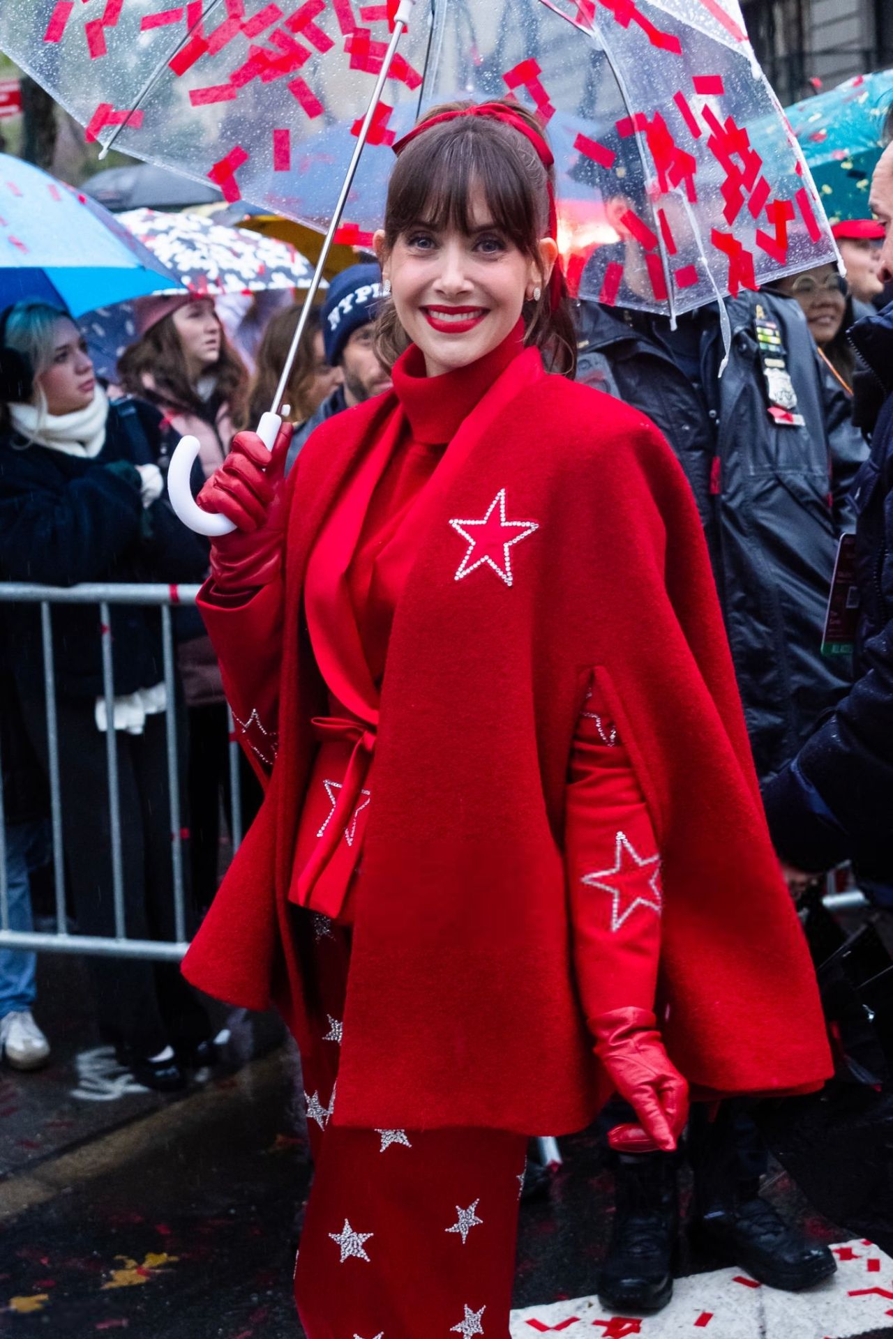 alison-brie-shines-at-the-2024-macy-s-thanksgiving-day-parade-5.jpg (1280×1920)